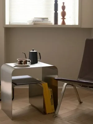 Antikk minimalistisk nattbord i rustfritt stål