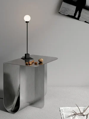 Antikk minimalistisk nattbord i rustfritt stål