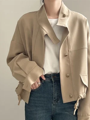 kort damejakke – high-end casual vindjakke med ståkrage, snøring og trenchcoatstil
