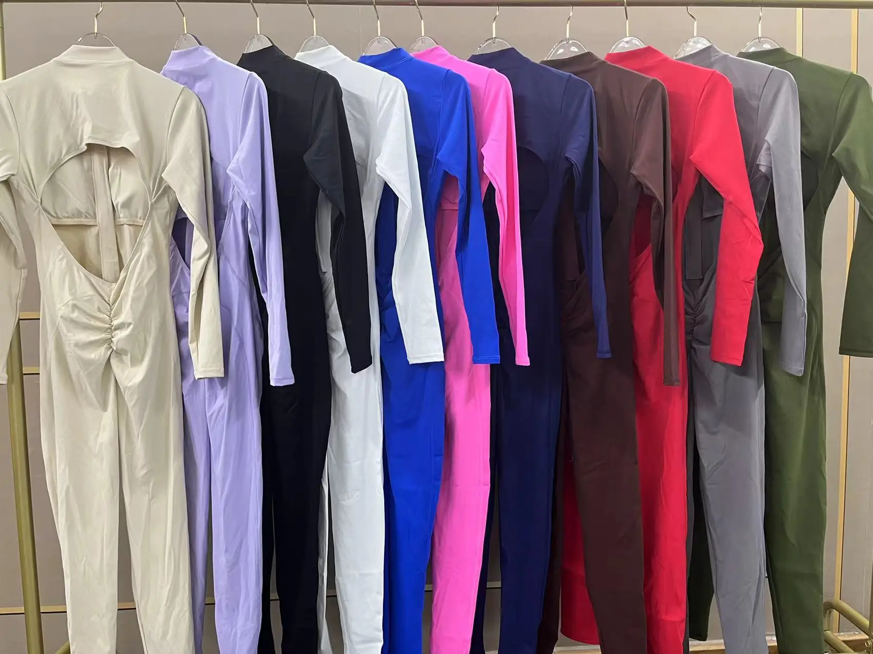 Dame Treningsoverall – Tettsittende Yoga Jumpsuit med Glidelås & Åpen Rygg