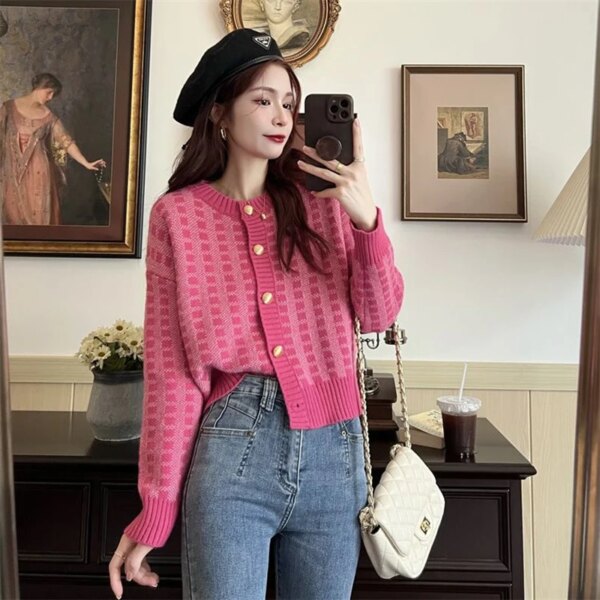 Stilig Y2K-inspirert rosa cardigan med rutemønster