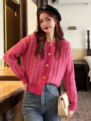Stilig Y2K-inspirert rosa cardigan med rutemønster