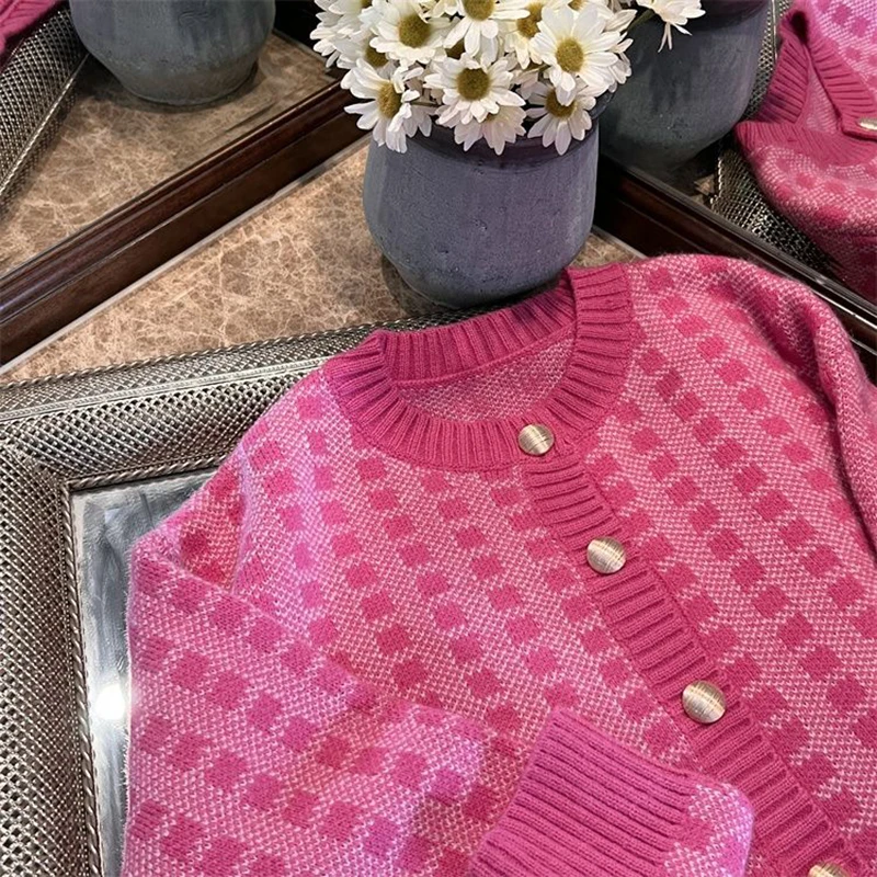 Stilig Y2K-inspirert rosa cardigan med rutemønster