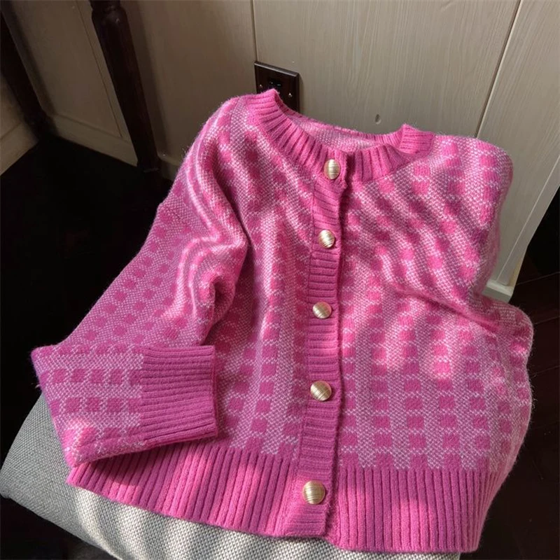 Stilig Y2K-inspirert rosa cardigan med rutemønster